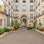 A small studio in Le Marais - VI
