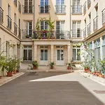 A small studio in Le Marais - VI