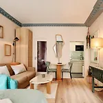 A small studio in Le Marais - VI